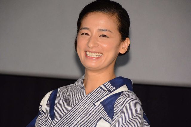 頬を寄せ合う木村文乃＆尾野真千子！『ちいさな英雄－カニとタマゴと透明人間－』公開記念舞台あいさつ（6枚目）