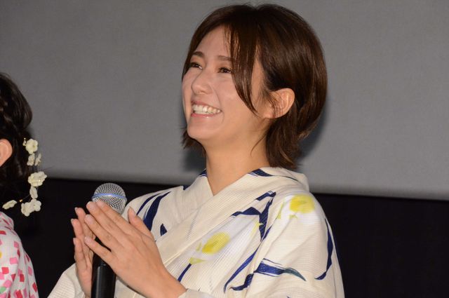 頬を寄せ合う木村文乃＆尾野真千子！『ちいさな英雄－カニとタマゴと透明人間－』公開記念舞台あいさつ（7枚目）