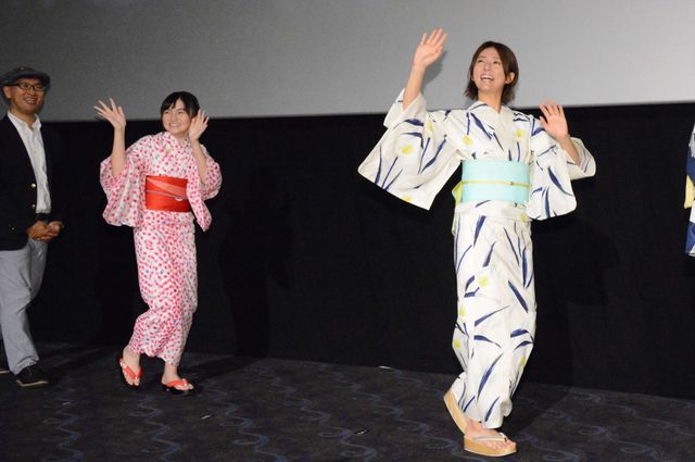 頬を寄せ合う木村文乃＆尾野真千子！『ちいさな英雄－カニとタマゴと透明人間－』公開記念舞台あいさつ（9枚目）