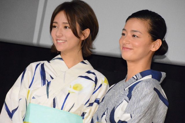頬を寄せ合う木村文乃＆尾野真千子！『ちいさな英雄－カニとタマゴと透明人間－』公開記念舞台あいさつ（10枚目）