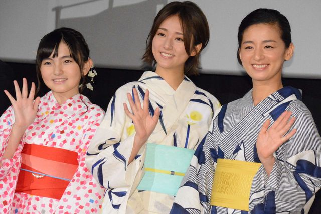 頬を寄せ合う木村文乃＆尾野真千子！『ちいさな英雄－カニとタマゴと透明人間－』公開記念舞台あいさつ（11枚目）