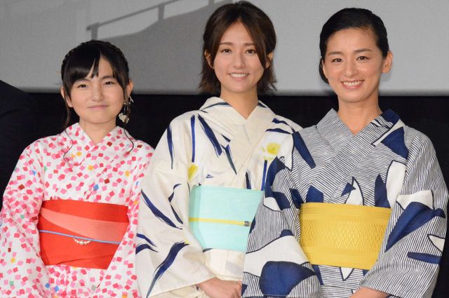 頬を寄せ合う木村文乃＆尾野真千子！『ちいさな英雄－カニとタマゴと透明人間－』公開記念舞台あいさつ（12枚目）