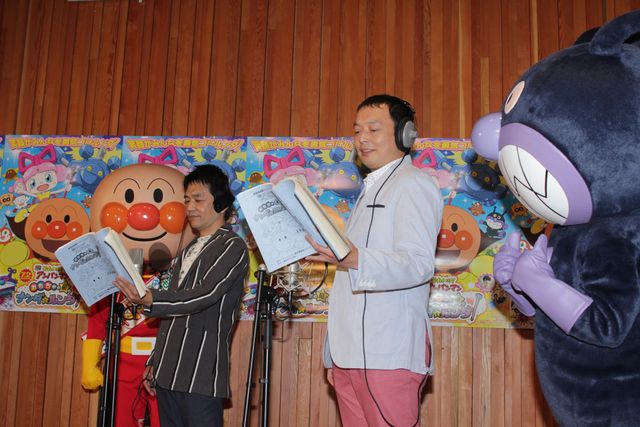 加藤晴彦を気遣う中川家の礼二『それいけ！アンパンマン　おもちゃの星のナンダとルンダ』アフレコギャラリー（5枚目）