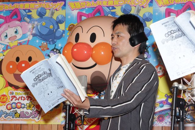 加藤晴彦を気遣う中川家の礼二『それいけ！アンパンマン　おもちゃの星のナンダとルンダ』アフレコギャラリー（6枚目）