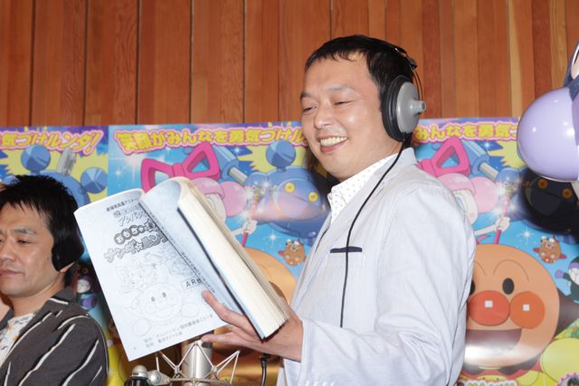 加藤晴彦を気遣う中川家の礼二『それいけ！アンパンマン　おもちゃの星のナンダとルンダ』アフレコギャラリー（7枚目）