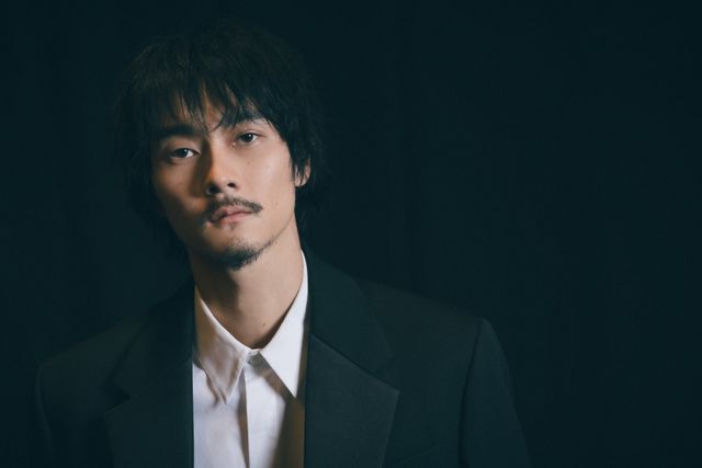 衝撃のスタイル！柳俊太郎撮りおろしインタビューカット＜8枚＞：フォトギャラリー｜シネマトゥデイ