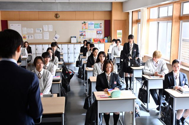 御上が出た電話の内容は…「御上先生」第6話場面写真【ネタバレあり】（3枚目）