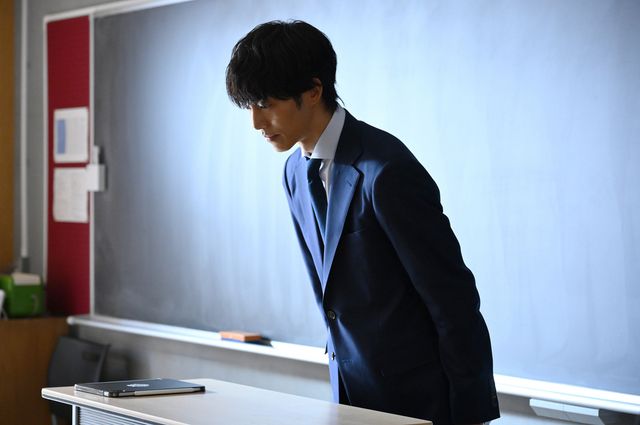 御上が出た電話の内容は…「御上先生」第6話場面写真【ネタバレあり】（5枚目）