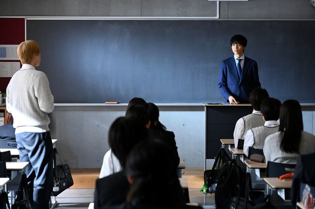 御上が出た電話の内容は…「御上先生」第6話場面写真【ネタバレあり】（10枚目）