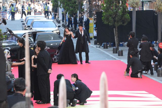 大沢たかお、新木優子をエスコート！『キングダム　大将軍の帰還』レッドカーペット＆舞台挨拶の様子：フォトギャラリー