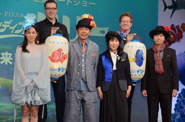 頭に魚を付けた木梨憲武、室井滋、上川隆也、中村アンら登場！映画『ファインディング・ドリー』監督来日記者会見フォトギャラリー（13枚目）