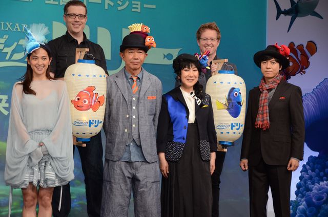 頭に魚を付けた木梨憲武、室井滋、上川隆也、中村アンら登場！映画『ファインディング・ドリー』監督来日記者会見フォトギャラリー（14枚目）