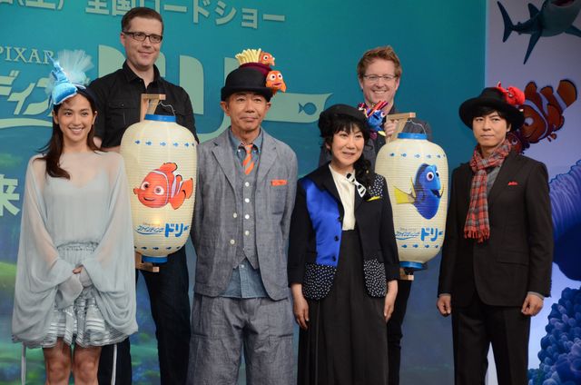 頭に魚を付けた木梨憲武、室井滋、上川隆也、中村アンら登場！映画『ファインディング・ドリー』監督来日記者会見フォトギャラリー（15枚目）