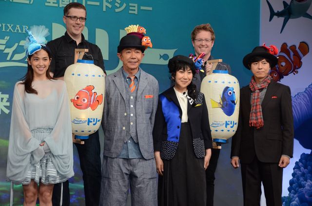 頭に魚を付けた木梨憲武、室井滋、上川隆也、中村アンら登場！映画『ファインディング・ドリー』監督来日記者会見フォトギャラリー（16枚目）