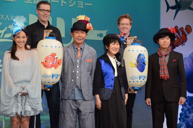 頭に魚を付けた木梨憲武、室井滋、上川隆也、中村アンら登場！映画『ファインディング・ドリー』監督来日記者会見フォトギャラリー（17枚目）
