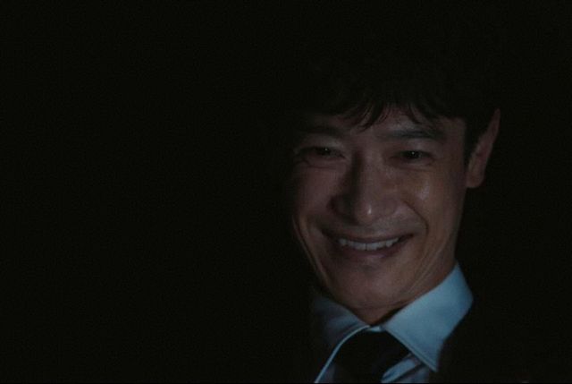 不敵な笑みを見せる乃木の先には…