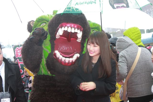 川栄李奈、メロン熊からも熱烈歓迎！「ゆうばり国際ファンタスティック映画祭2018」：フォトギャラリー