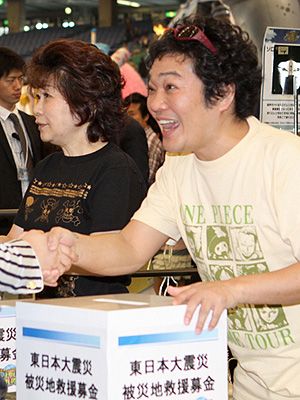 会場で募金活動を行う田中真弓と山口勝平