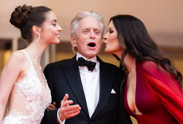 第76回カンヌ国際映画祭にそろって出席した娘のケレス、マイケル・ダグラス、キャサリン・ゼタ=ジョーンズ