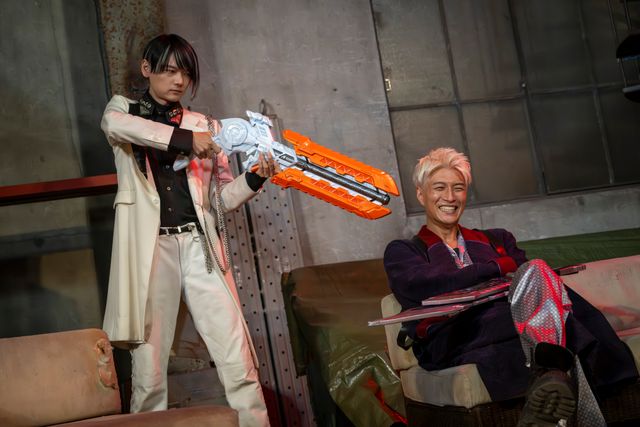 微笑むジークに銃口を向けるノクス…「仮面ライダーゼッツ」第31話場面カット：フォトギャラリー