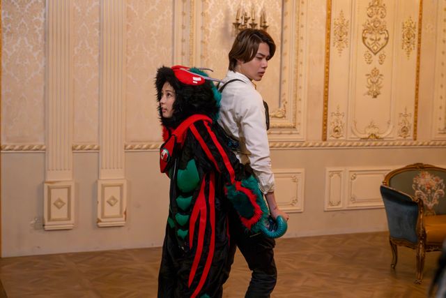 微笑むジークに銃口を向けるノクス…「仮面ライダーゼッツ」第31話場面カット（2枚目）