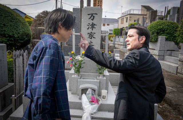 微笑むジークに銃口を向けるノクス…「仮面ライダーゼッツ」第31話場面カット（3枚目）