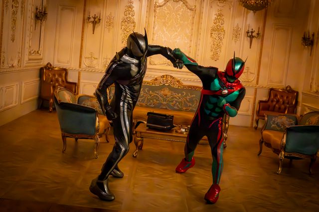 微笑むジークに銃口を向けるノクス…「仮面ライダーゼッツ」第31話場面カット（5枚目）