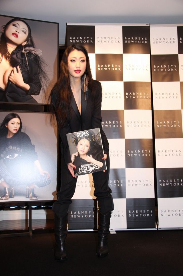 壇蜜、素肌にジャケットのみ！フォトギャラリー（5枚目）