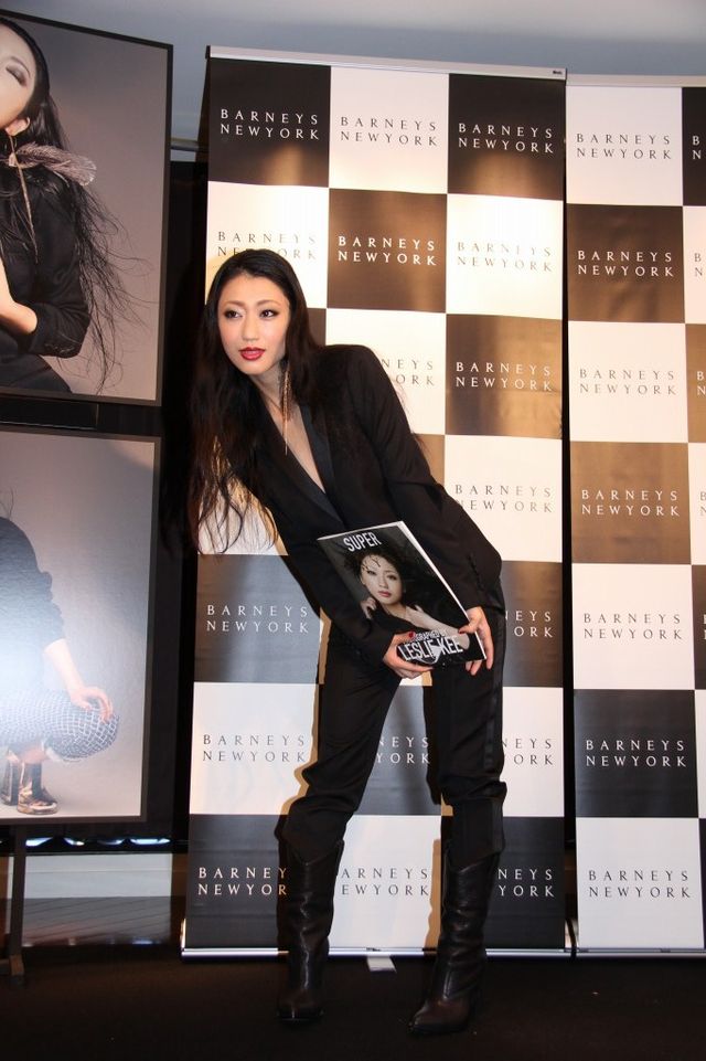 壇蜜、素肌にジャケットのみ！フォトギャラリー（6枚目）