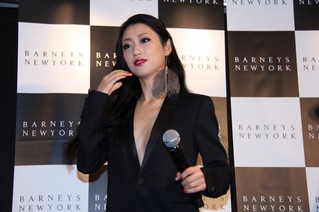 壇蜜、素肌にジャケットのみ！フォトギャラリー（17枚目）