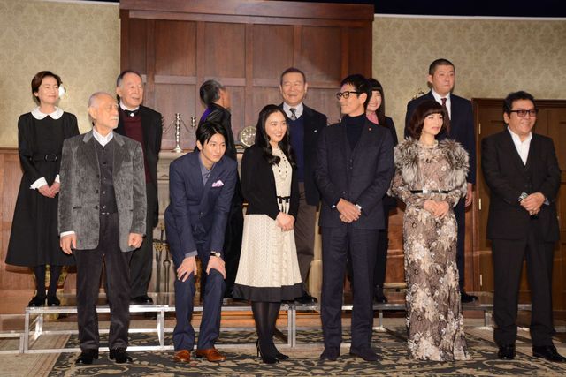 大先輩に「大きい」と突っ込まれ、即座に腰をかがめる向井理：フォトギャラリー