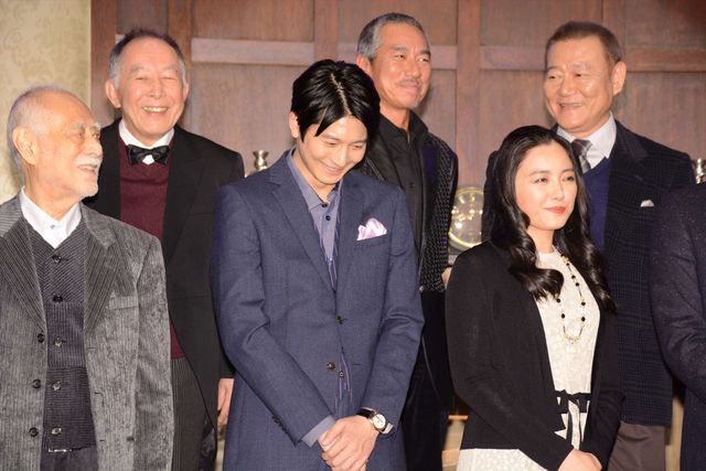 大先輩に「大きい」と突っ込まれ、即座に腰をかがめる向井理（2枚目）