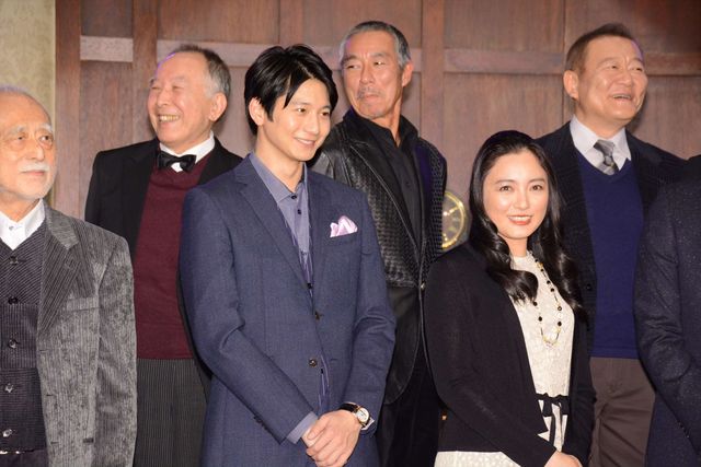 大先輩に「大きい」と突っ込まれ、即座に腰をかがめる向井理（3枚目）