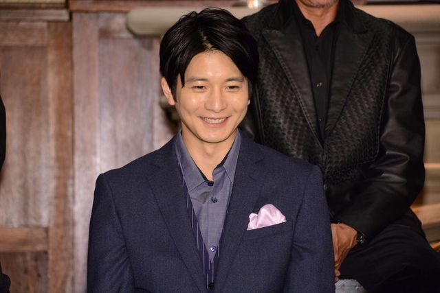 大先輩に「大きい」と突っ込まれ、即座に腰をかがめる向井理（4枚目）