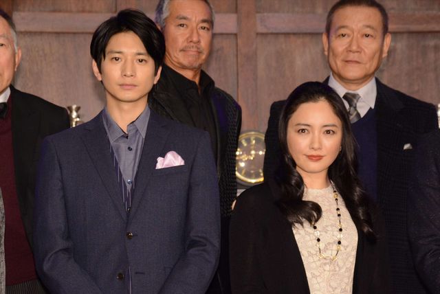 大先輩に「大きい」と突っ込まれ、即座に腰をかがめる向井理（5枚目）