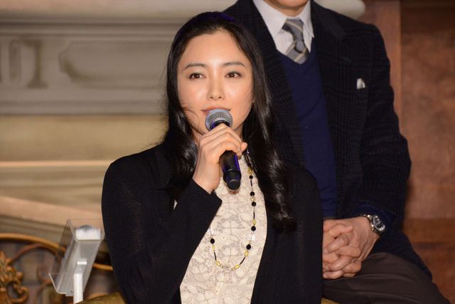 大先輩に「大きい」と突っ込まれ、即座に腰をかがめる向井理（6枚目）