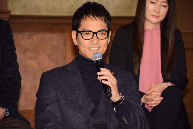 大先輩に「大きい」と突っ込まれ、即座に腰をかがめる向井理（7枚目）