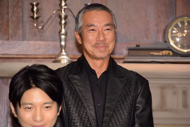 大先輩に「大きい」と突っ込まれ、即座に腰をかがめる向井理（9枚目）