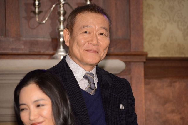 大先輩に「大きい」と突っ込まれ、即座に腰をかがめる向井理（12枚目）