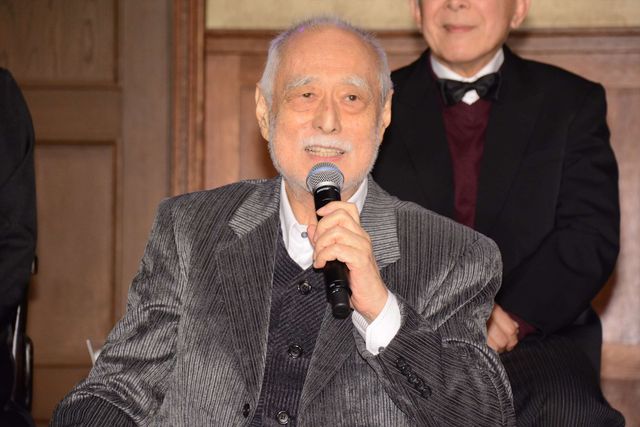 大先輩に「大きい」と突っ込まれ、即座に腰をかがめる向井理（16枚目）