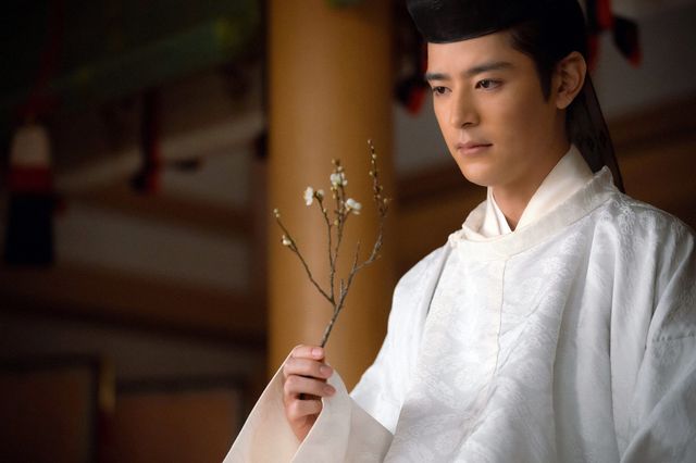 定子（高畑充希）を寵愛する一条天皇（塩野瑛久）は…「光る君へ」第17回「うつろい」場面写真：フォトギャラリー