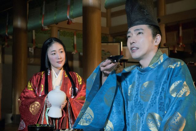 定子（高畑充希）を寵愛する一条天皇（塩野瑛久）は…「光る君へ」第17回「うつろい」場面写真（2枚目）