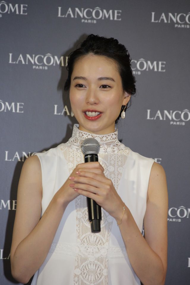 白のドレスで登場！戸田恵梨香「ランコムファンデーション新製品発表会」（2枚目）