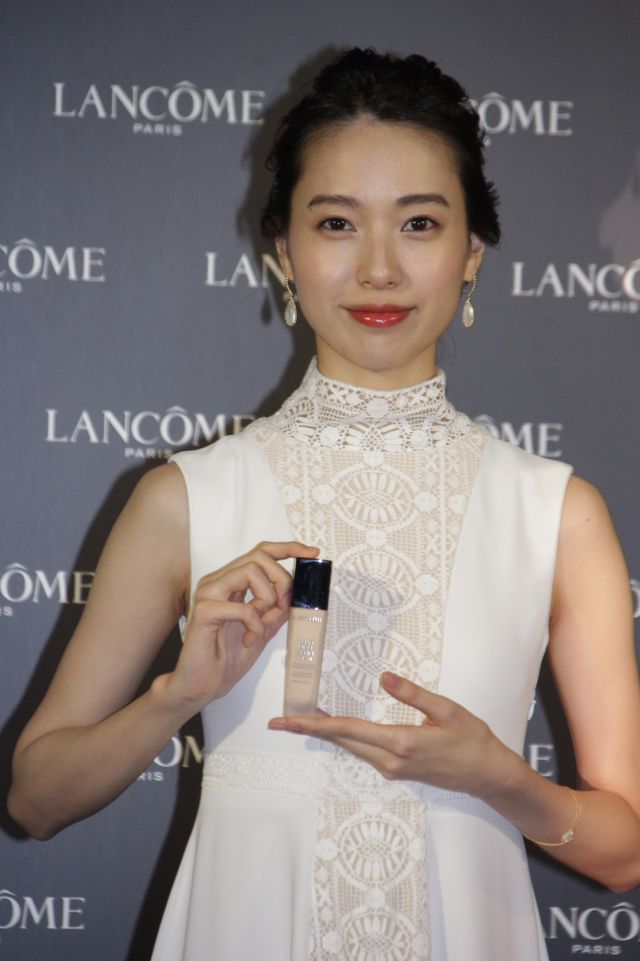 白のドレスで登場！戸田恵梨香「ランコムファンデーション新製品発表会」（4枚目）