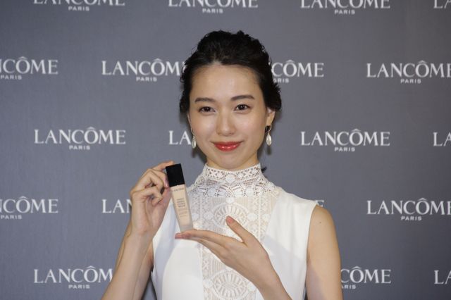 白のドレスで登場！戸田恵梨香「ランコムファンデーション新製品発表会」（6枚目）