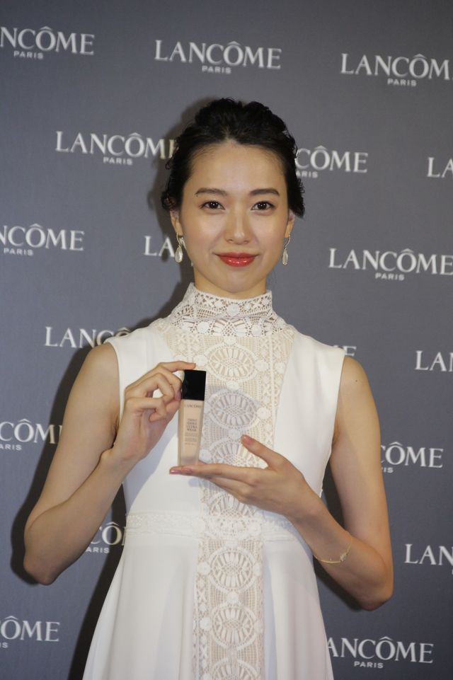 白のドレスで登場！戸田恵梨香「ランコムファンデーション新製品発表会」（7枚目）