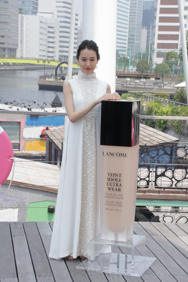 白のドレスで登場！戸田恵梨香「ランコムファンデーション新製品発表会」（8枚目）