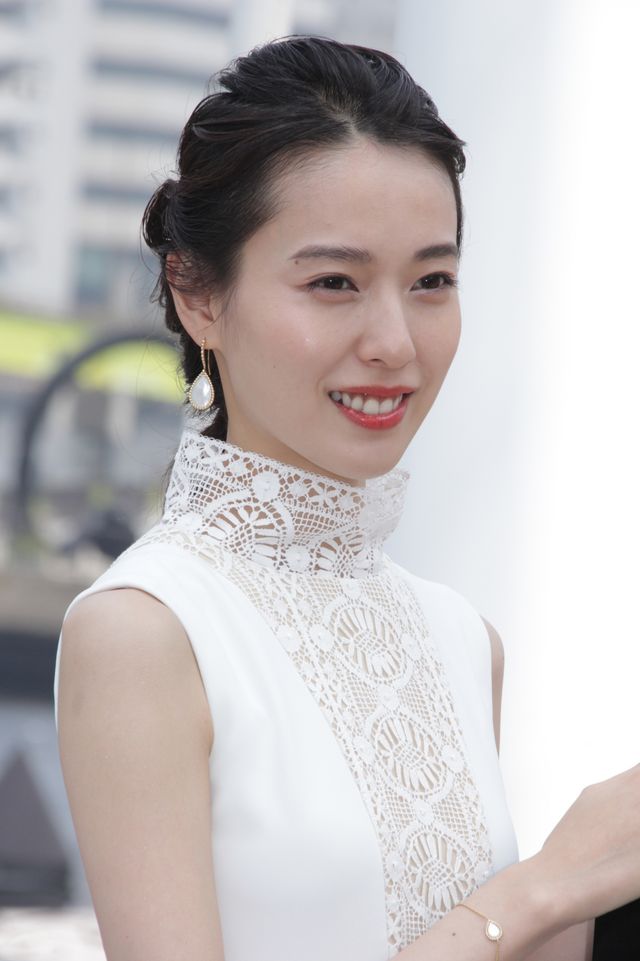 白のドレスで登場！戸田恵梨香「ランコムファンデーション新製品発表会」（9枚目）