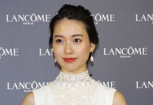 白のドレスで登場！戸田恵梨香「ランコムファンデーション新製品発表会」（10枚目）