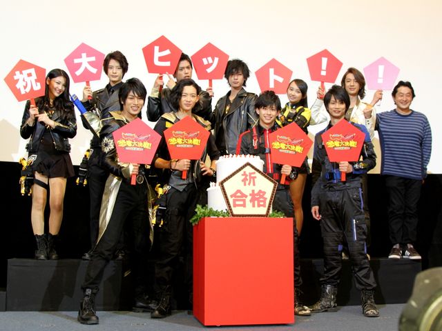 『獣電戦隊キョウリュウジャーVSゴーバスターズ 恐竜大決戦!さらば永遠の友よ』初日舞台あいさつフォトギャラリー：フォトギャラリー